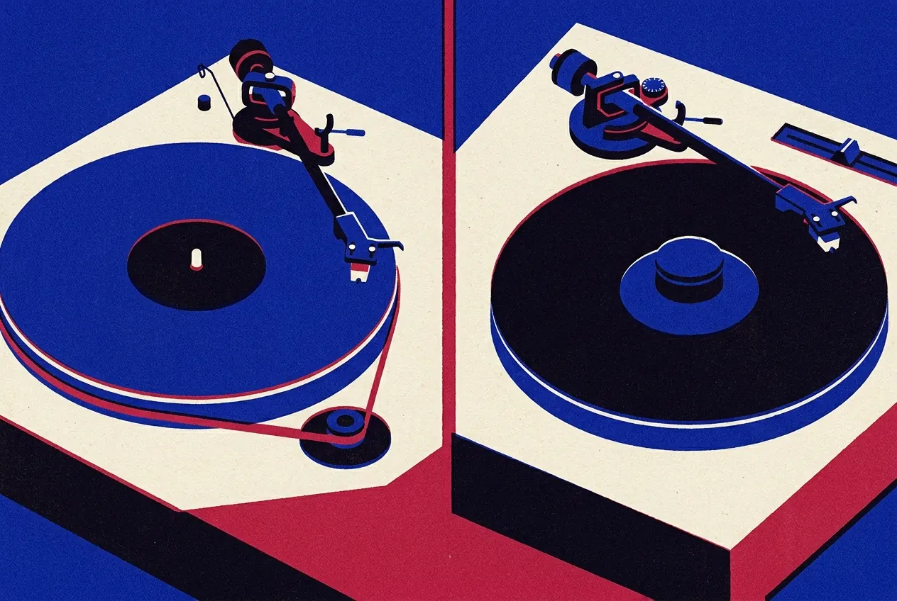 Deux platines vinyle côte à côte : à gauche un entraînement par courroie, la courroie passant autour de la poulie du moteur, à droite un entraînement direct, le plateau posé sur le moteur central.
